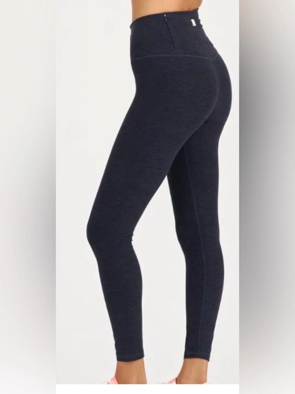 Vuori Clean Elevation Leggings in Midnight Heather- new condition - Picture 5 of 7